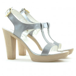 Damensandalen 5018 in silbernem Lackleder