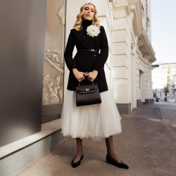 Damentasche Schultertasche 033g 01 schwarz lifestyle