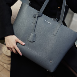 Damentasche Schultertasche 034g 01 grau lifestyle