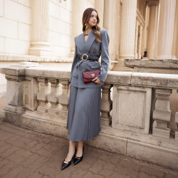 Damen-Umhängetasche 048g burgundy lifestyle