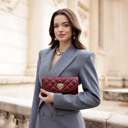 Damen-Umhängetasche 048g burgundy lifestyle