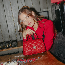 Damentasche Schultertasche 049g 01 rot Saffiano lifestyle