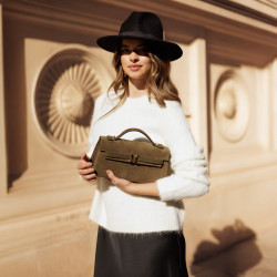 Damentasche Schultertasche 041g Wildleder Olive lifestyle