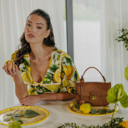 Damentasche 022g golden brown lifestyle